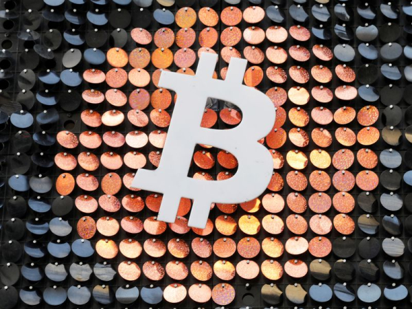 Le Bitcoin corrige mais l'Ethereum marque de nouveaux pics avant l'emploi US