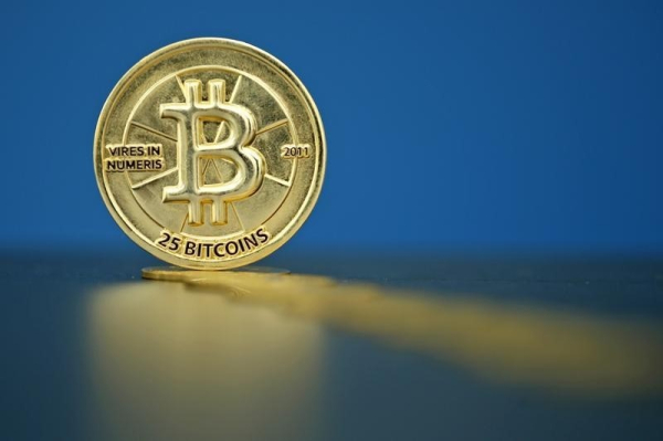 La vente des mineurs de Bitcoin entra&icirc;ne une br&egrave;ve baisse, mais le cours remonte &agrave; 42 900 dollars